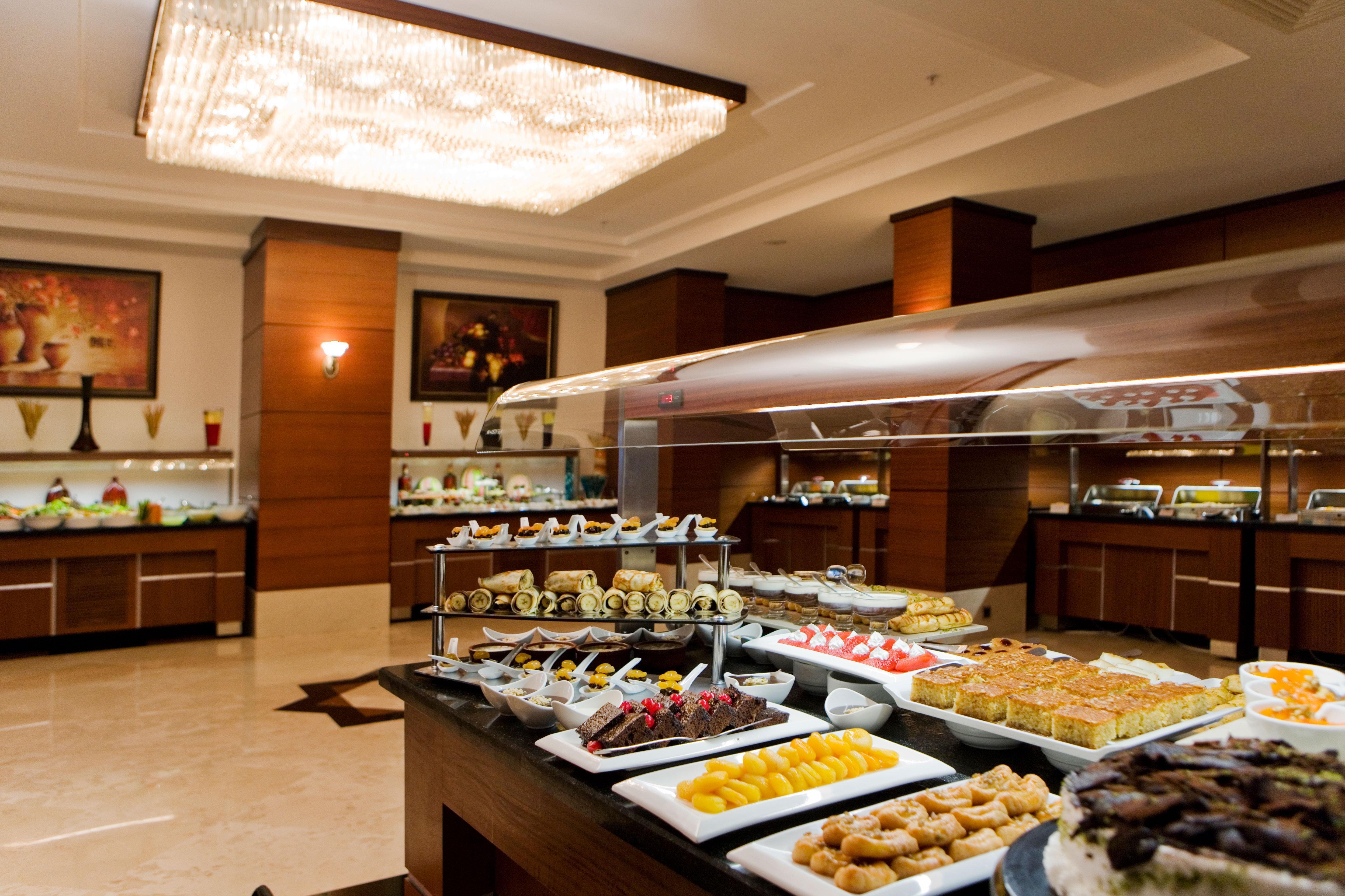 Crowne Plaza Antalya, An Ihg Hotel Exterior photo A buffet at a hotel