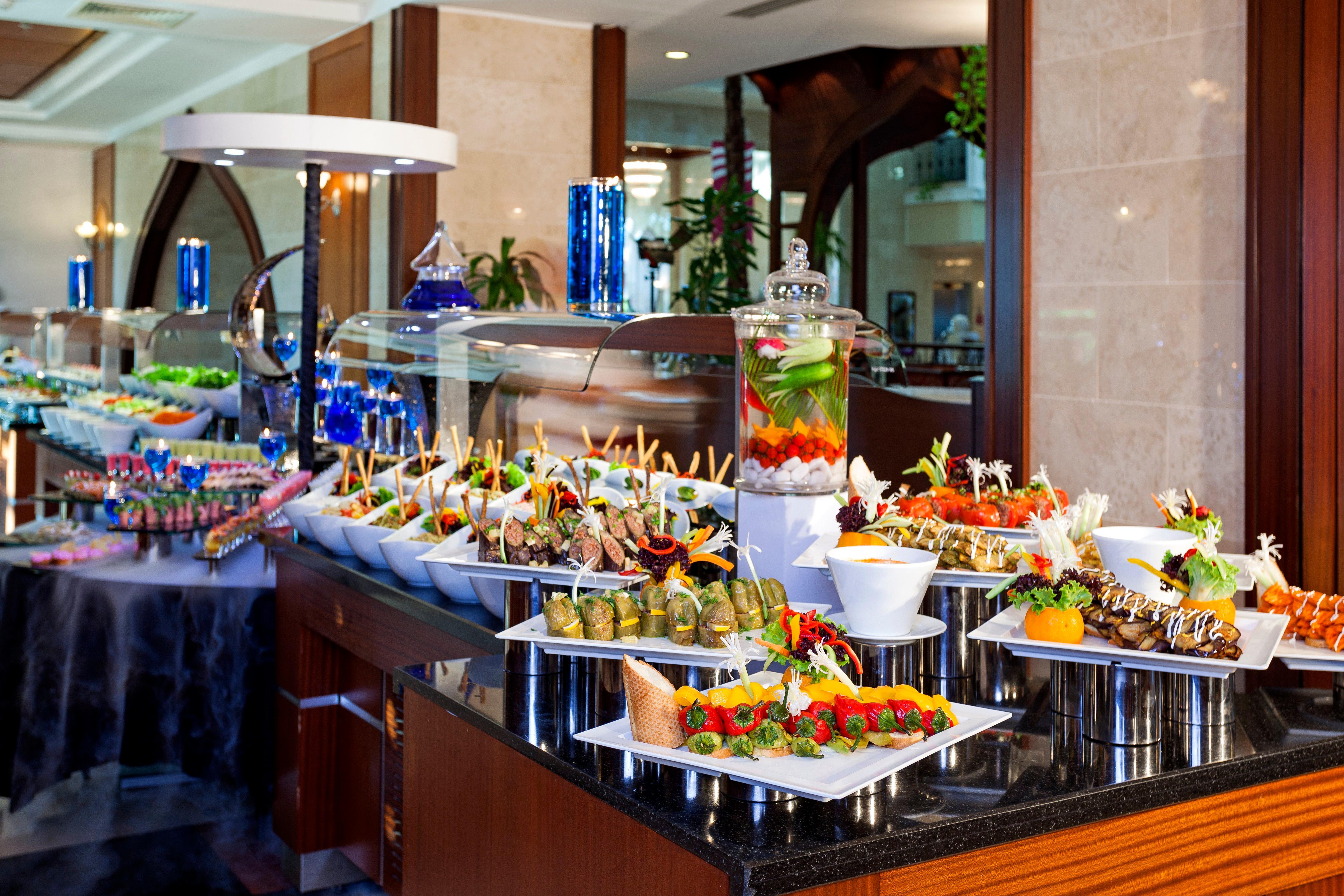 Crowne Plaza Antalya, An Ihg Hotel Exterior photo A buffet at a hotel